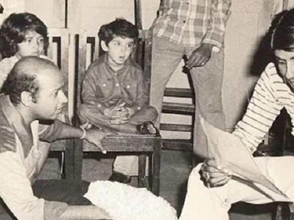 अमिताभसँग बसेका ऋतिकको बाल्यकालको तस्वीर भाइरल